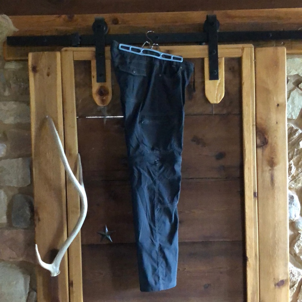 Kuhl Kliffside Convertible Zip Off Pants. Black Size 10, 32” inseam.